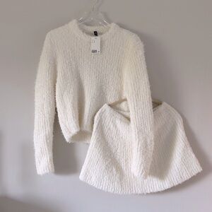 ⭕️ H&M Set White Crew Neck Sweater Plush Skirt